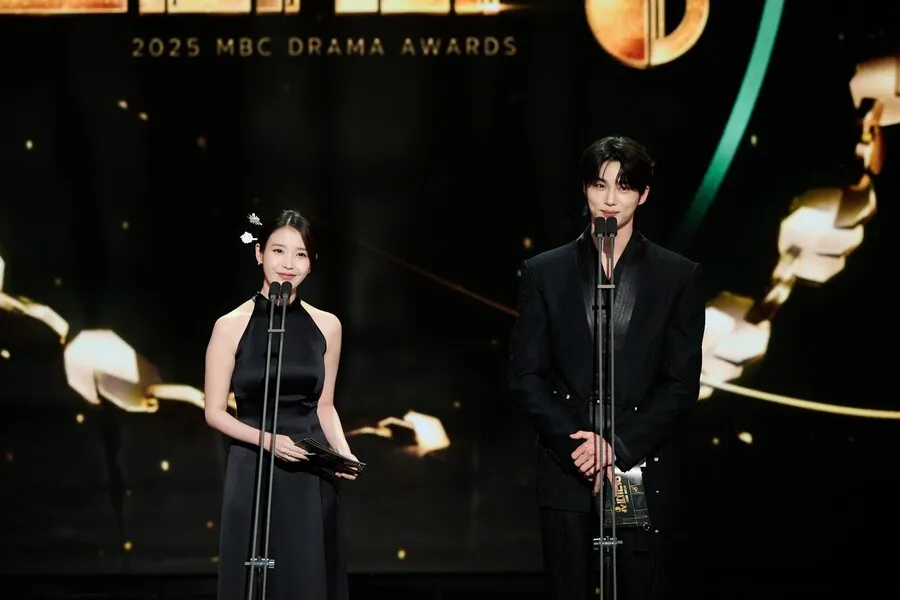 IU（左）为了迎接马年，特必别了马造型的簪子，夸边佑锡「今天特别帅呢！大君大人」。翻摄MBC