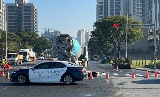 大货车碰撞机车，骑士重伤不治。翻摄画面