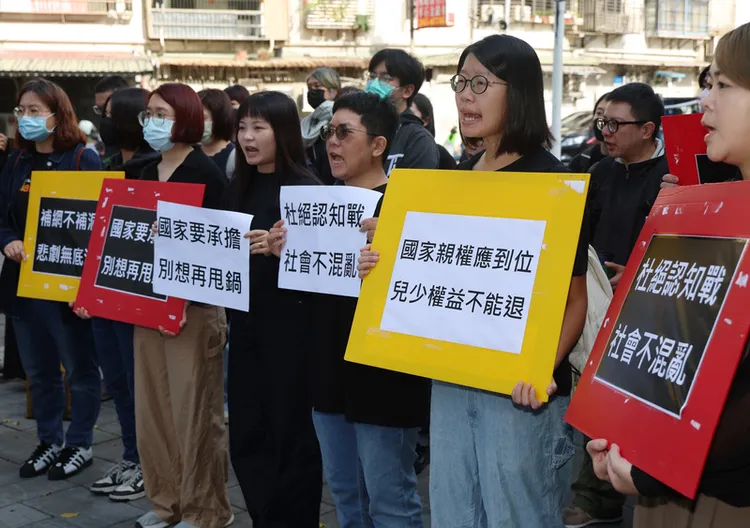 社工工會24日在衛福部大門口前集結，提出應系統性思考及通盤改革、不要讓第一線社工成為社會情緒出口等訴求。中央社