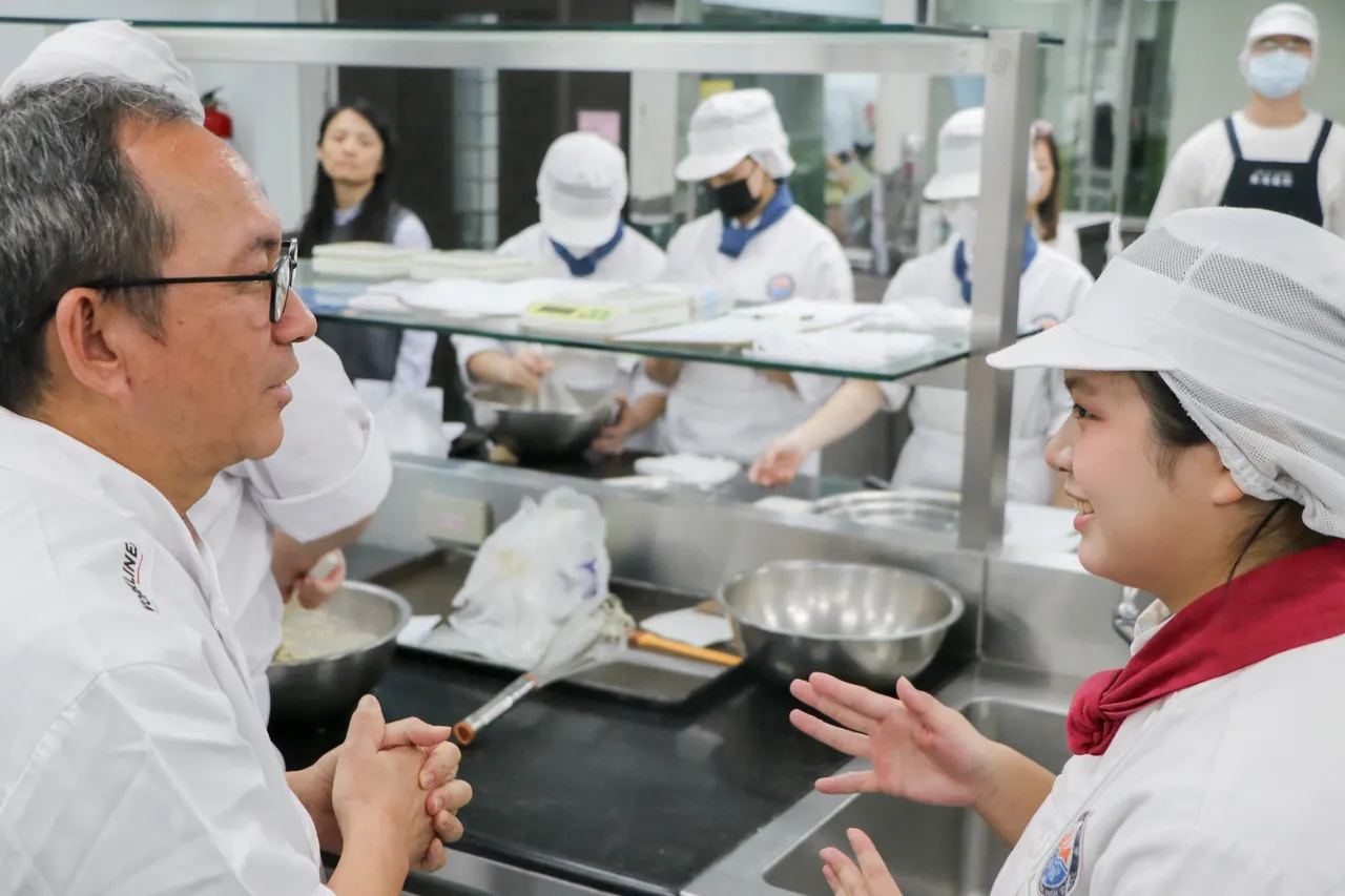 餐饮科同学向吴宝春师傅请益烘焙秘诀。校方提供