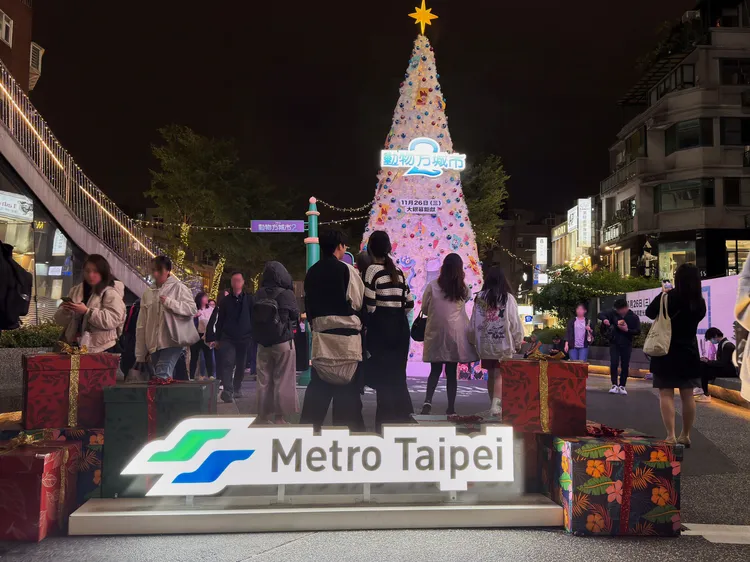 捷運中山站打造9米高銀白夢幻聖誕樹。台北捷運公司