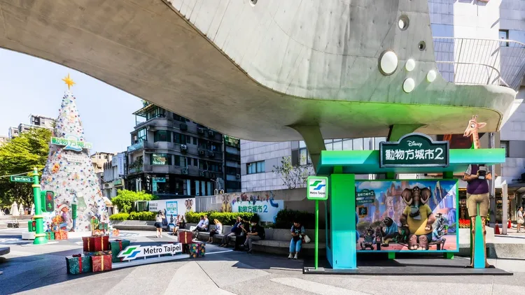中山站復刻《動物方城市2》經典場景，茱蒂、尼克與樹懶快俠陪民眾過聖誕。台北捷運公司