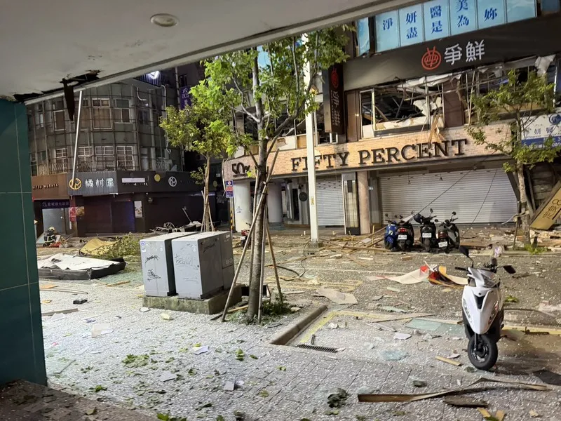 新北市板桥区府中商圈气爆，街道满目疮痍。翻摄画面