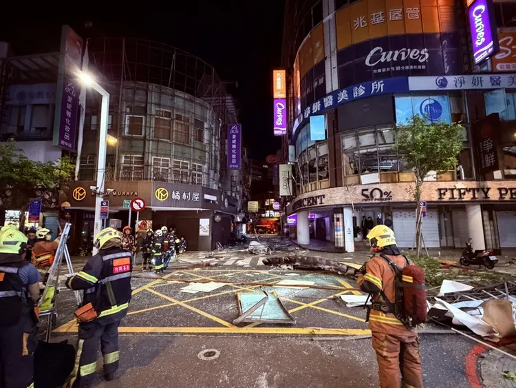 新北市板橋區府中商圈8日凌晨疑似氣爆，造成多名路人受傷送醫。翻攝畫面