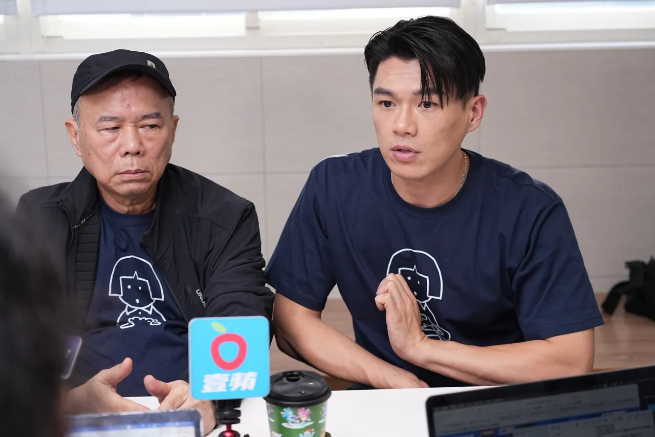 柯炜林（右）自认和赵公道很不同。彭欣伟摄