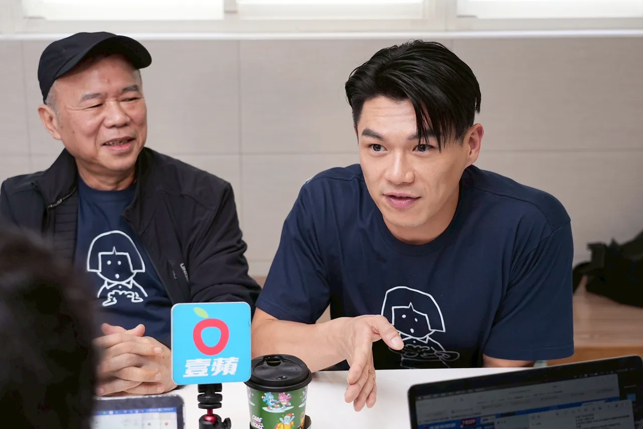 柯炜林（右）喜欢蚵嗲。彭欣伟摄