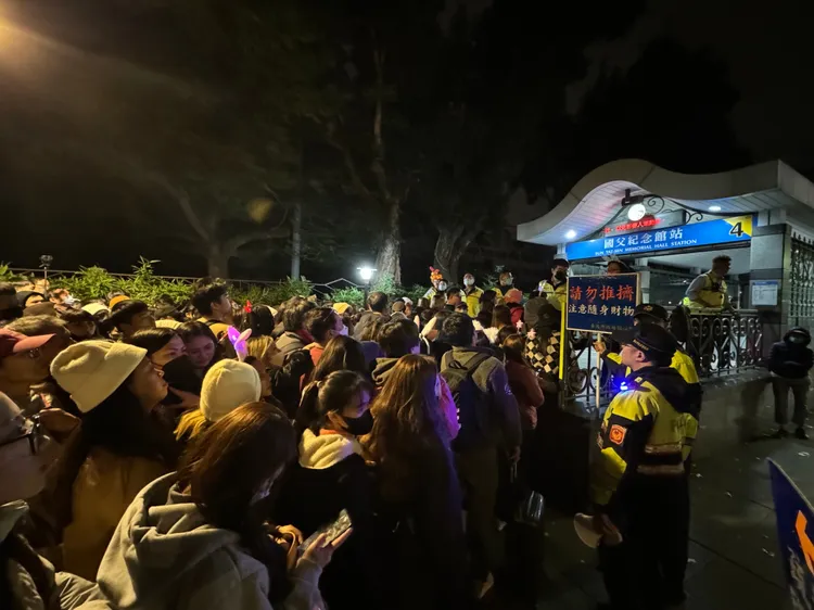 台北捷運跨年連續營運42小時不收班。彭欣偉攝