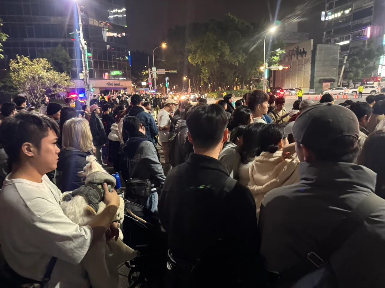 台北市多条公车路线跨年夜延后收班，方便看完烟火后返家。张彩茜摄