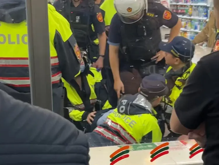 警方进到超商将男子压制。翻摄llll000_123
