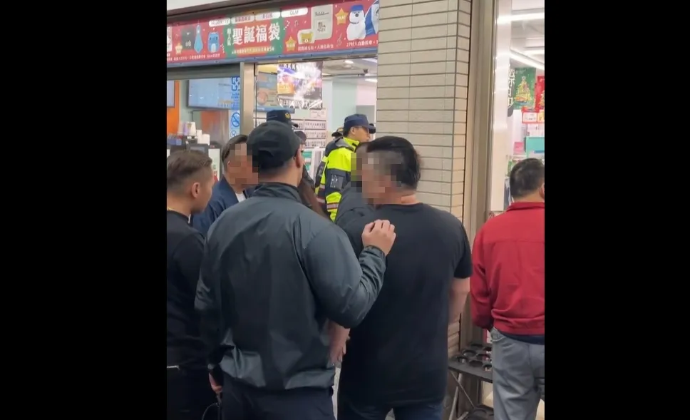 酒醉男在超商与友人冲突，现场围观人众多。翻摄自llll000_123