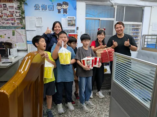 圣诞送暖！补习班师生送餐点到派出所　行动感谢警察叔叔