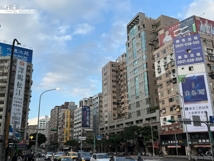 「住展风向球」，11月受到年底预售大案进场推升供给，分数进步至38.2分，不过买气并未同步响应，灯号仍维持衰退的黄蓝灯。住展提供