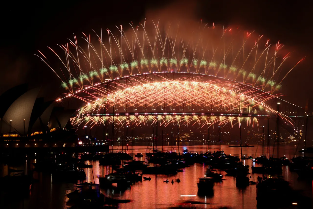 雪梨港湾施放跨年烟火。路透