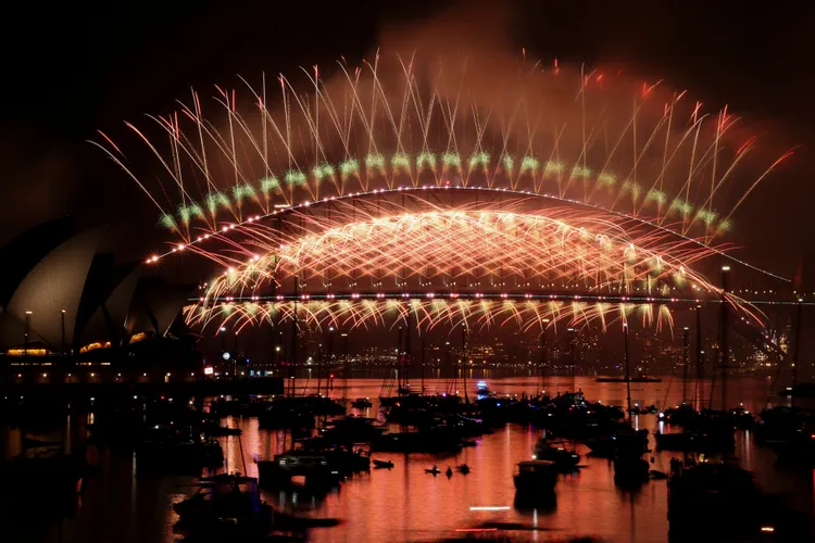 雪梨港灣施放跨年煙火。路透