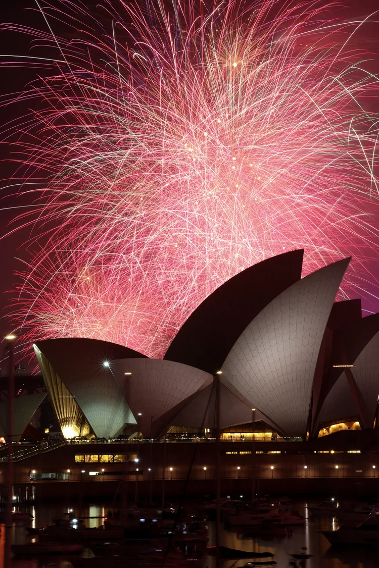 雪梨歌劇院上空跨年煙火。路透