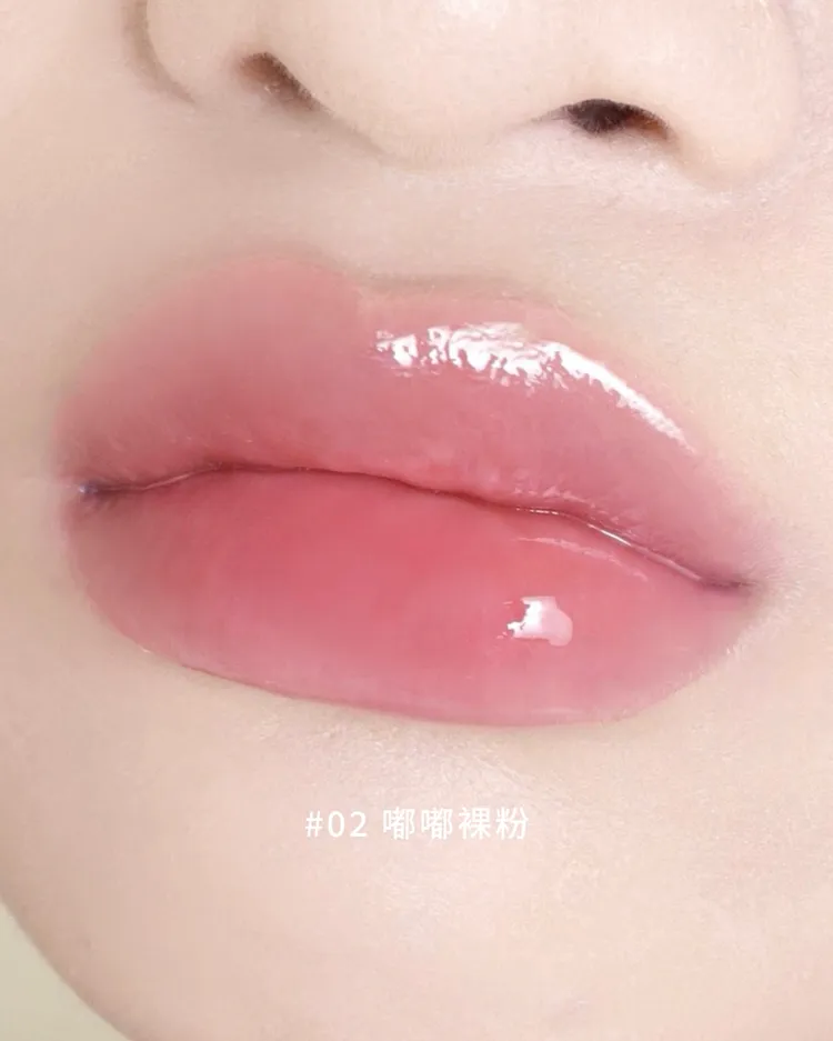 韋禮安最愛的Maybelline水嘟嘟蜜光潤唇膏#02嘟嘟裸粉。品牌提供