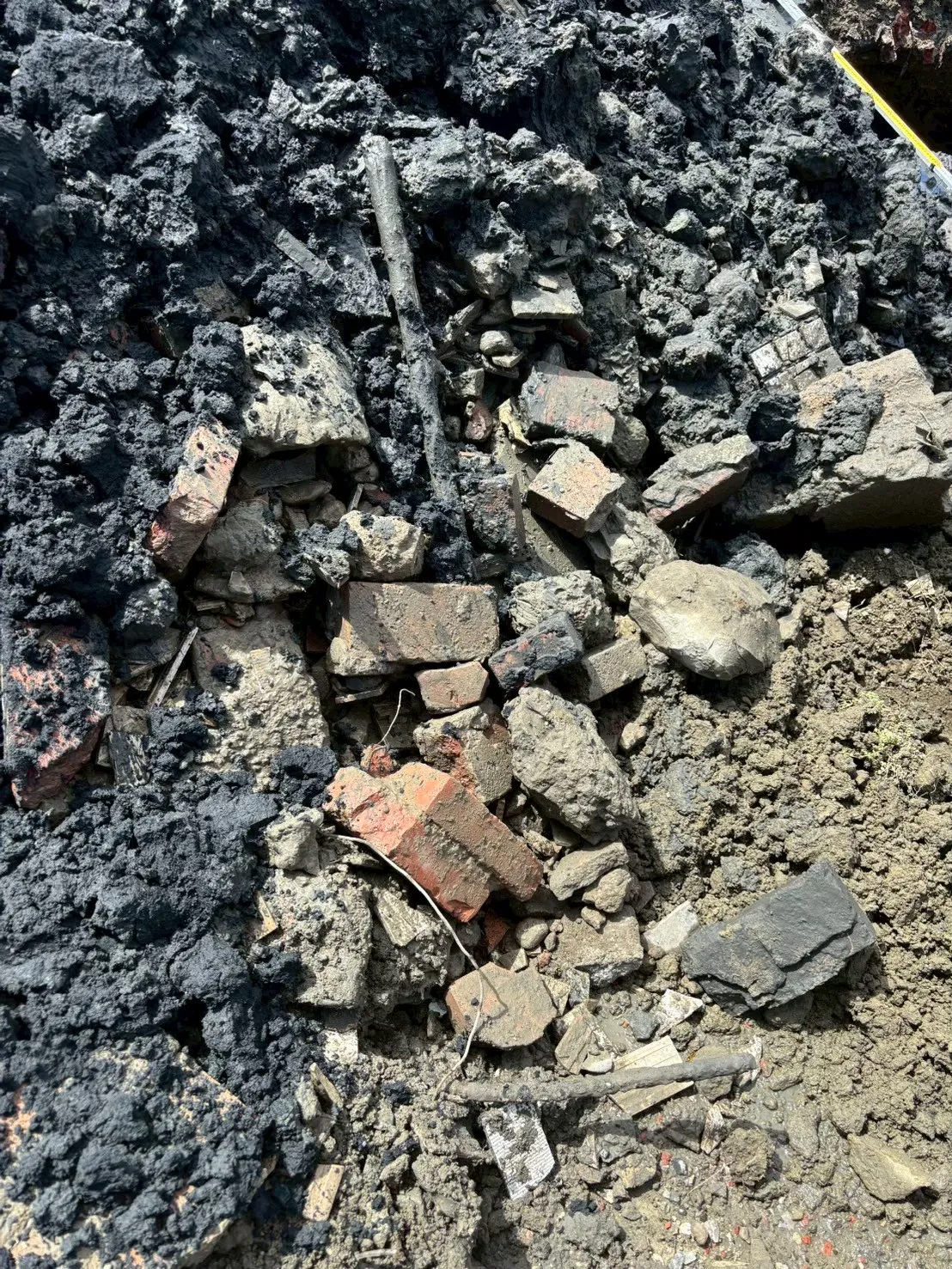 郭信良涉嫌提供光电案场土地，供厂商违法回填营建混合废弃物，严重破坏生态环境。桥检提供