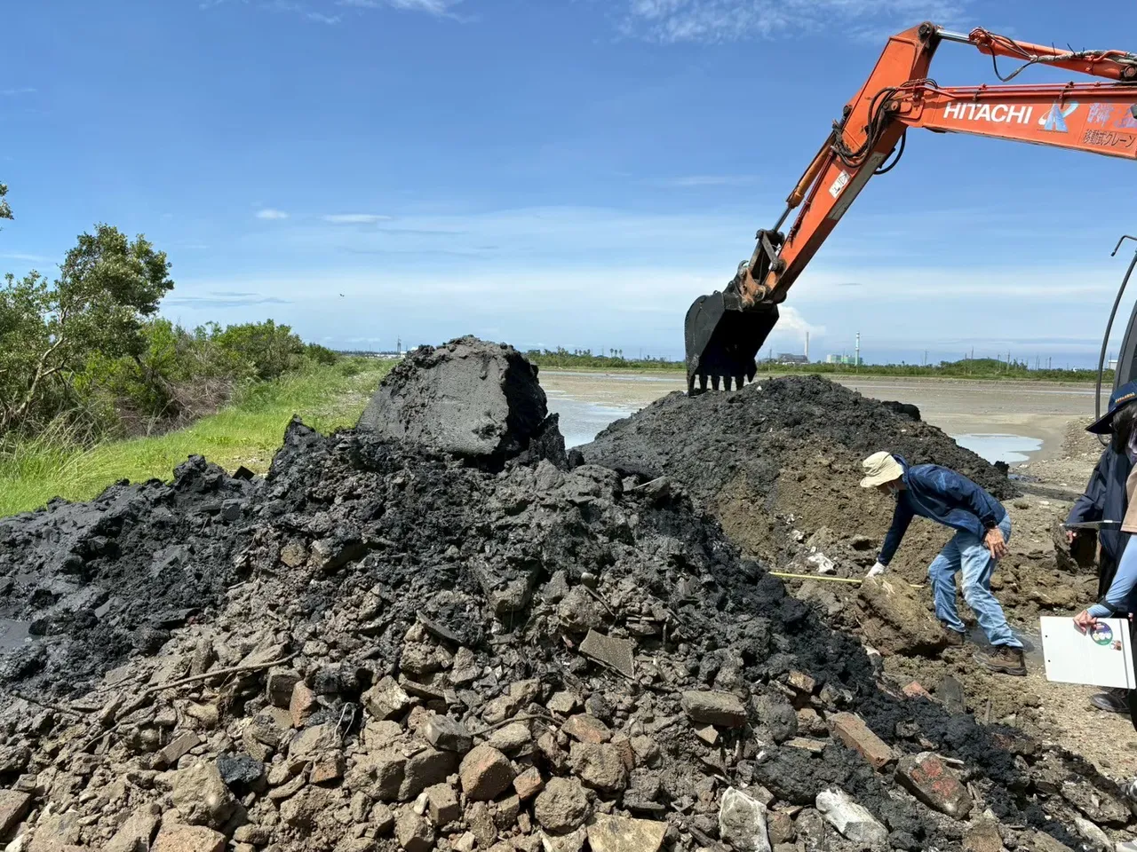 郭信良涉嫌提供光电案场土地，供厂商违法回填营建混合废弃物，严重破坏生态环境。桥检提供