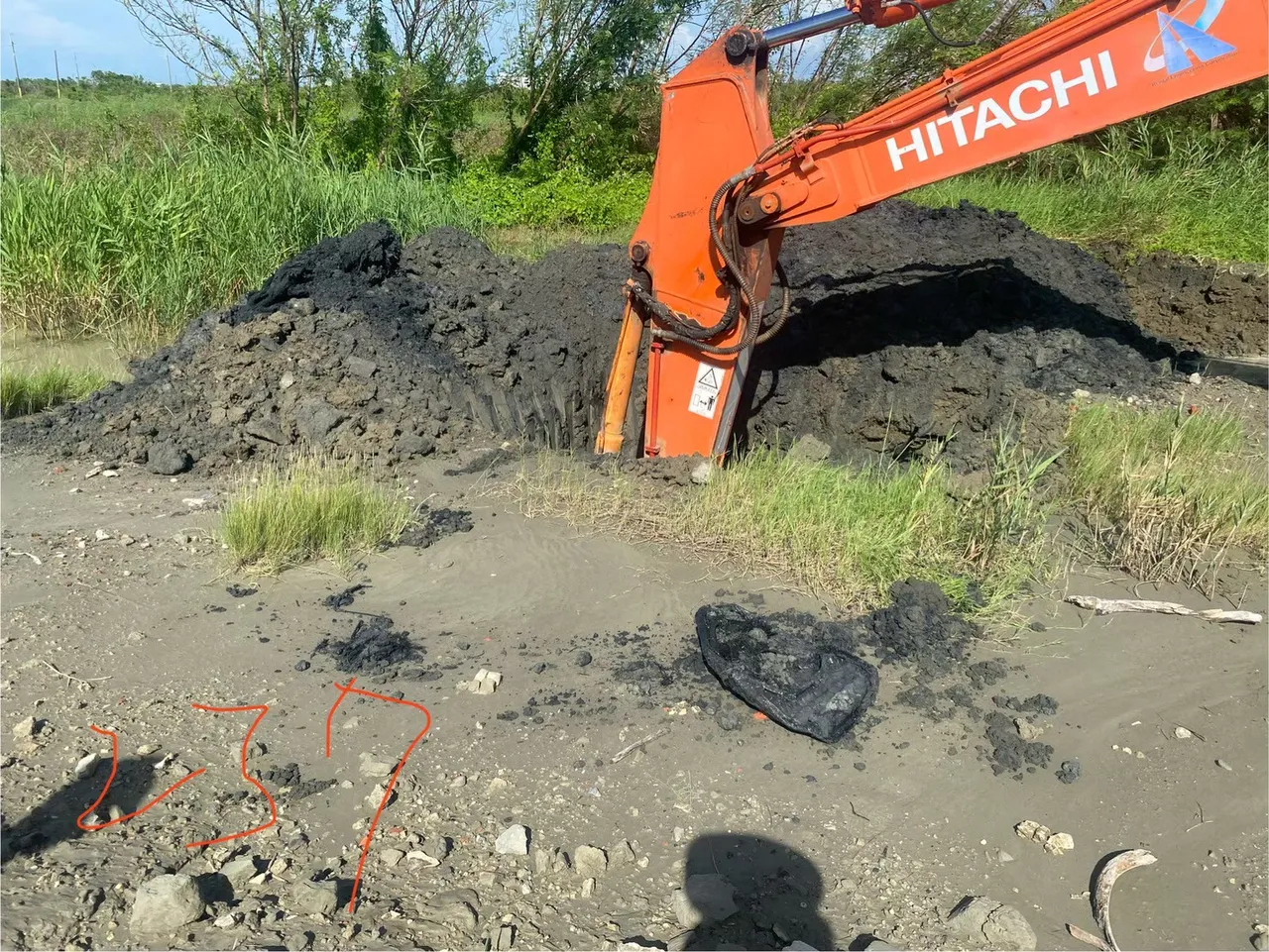 郭信良涉嫌提供光电案场土地，供厂商违法回填营建混合废弃物，严重破坏生态环境。桥检提供