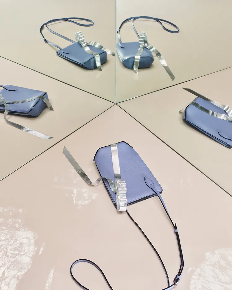 Valextra全新Vivi Phone Bag。品牌提供