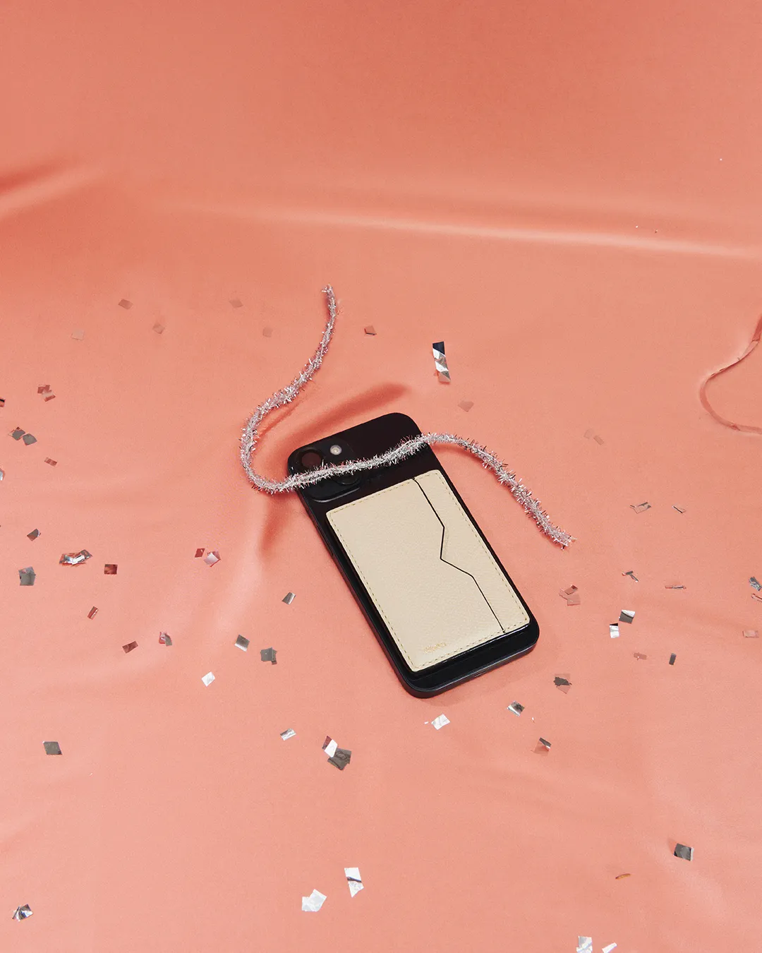 Valextra Magnetic card Case。品牌提供