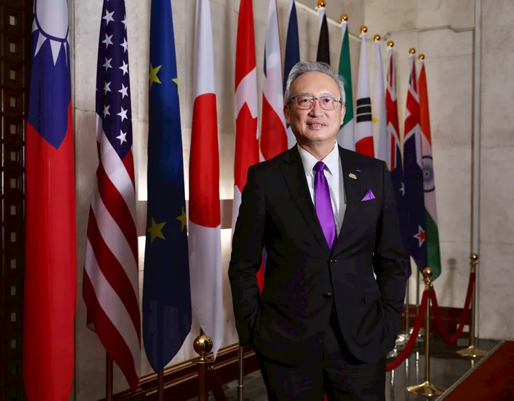 吳志中說，他與所有外交官一樣，跨年時仍必須隨時接起手機待命。記者莊宗達攝