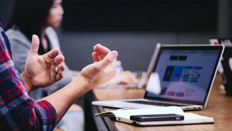 岁末转职潮来临，企业普遍导入AI协助筛选履历，但专家指出最终决定仍在人资手中。翻摄自《Unsplash》