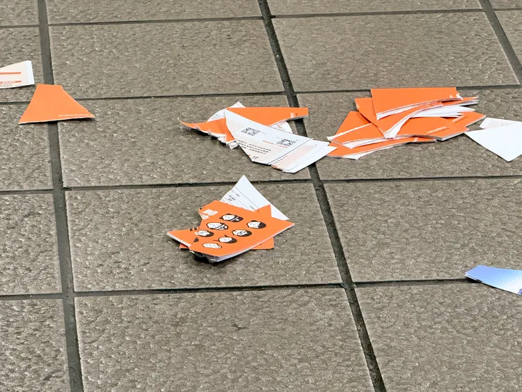 小橘書「台灣全民安全指引」遭民眾在悼念余家昶的地點撕毀。攝影中心