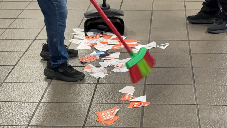 小橘書「台灣全民安全指引」遭民眾在悼念余家昶的地點撕毀。攝影中心