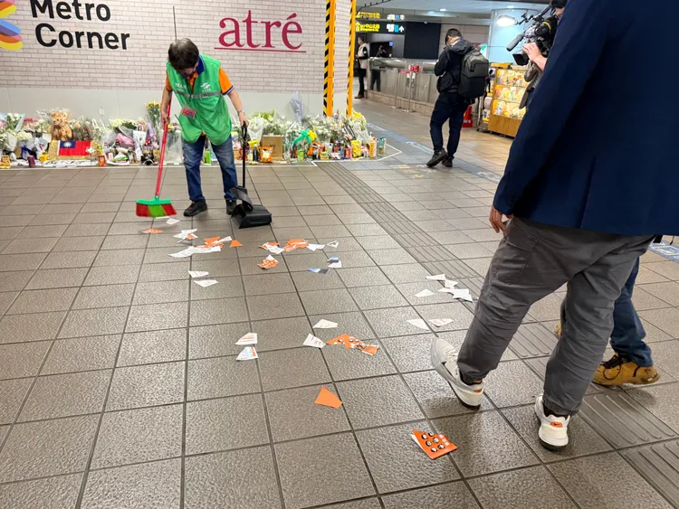 小橘書「台灣全民安全指引」遭民眾在悼念余家昶的地點撕毀。攝影中心