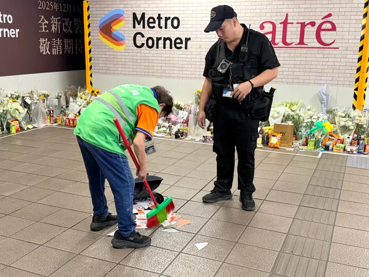 小橘書「台灣全民安全指引」遭民眾在悼念余家昶的地點撕毀。攝影中心