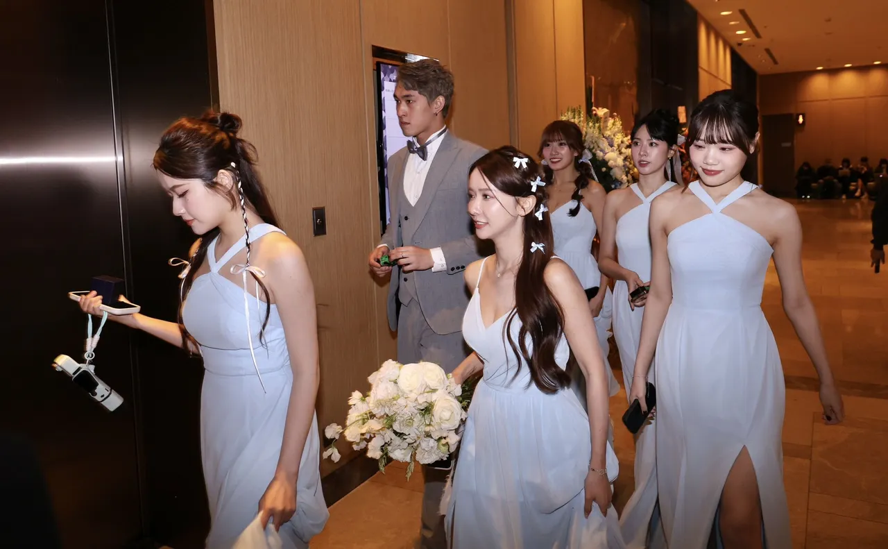 陈诗媛伴娘团阵容曝光「乐天女孩」香肩助阵　搭配伴郎凑十全十美