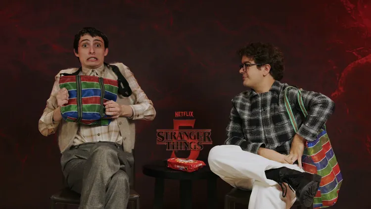 （左起）演员芬恩沃夫哈德、盖顿马塔拉佐被茄芷袋惊呆。三立提供