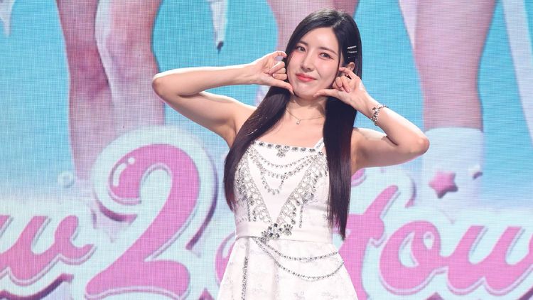 出事了！ 啦啦隊女神錄影中途突「倒下」　痛苦掩面急送救護站