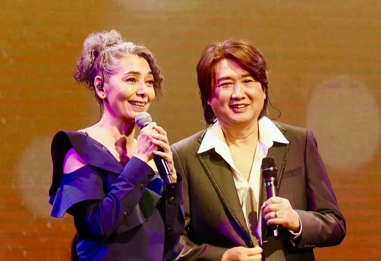 周治平驚喜為賴佩霞站台。尚時代文創娛樂提供