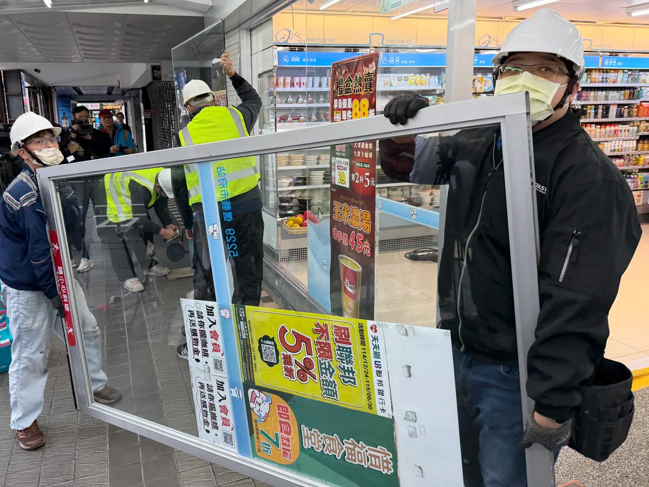 莱尔富「信义市府站店」上午进行拆门作业。庄伟祺摄