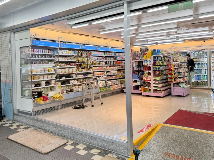 萊爾富「信義市府站店」完成「拆門迎跨年」備戰作業，以擴大出入口動線。莊偉祺攝