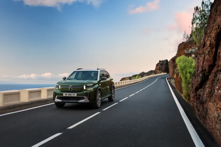 CITROËN C3 AIRCROSS採用新世代Smart Car平台打造，在兼顧都會行駛靈活性的同時，於同級距中首度提供5人座與7人座雙配置選擇。業者提供