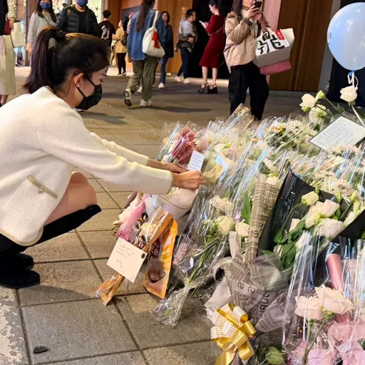 李明璇至中山站悼念逝者遭绿营攻击　上千网友声援反呛青鸟