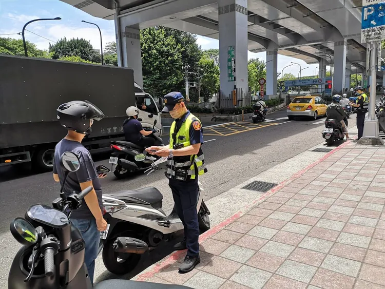 警方取缔汽机车驾驶人违规示意图。翻摄画面