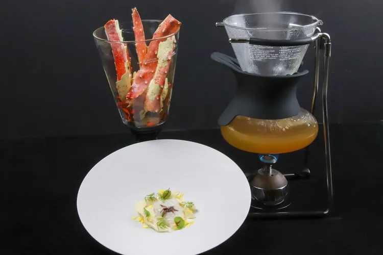 「蟹 舞菇 漢方魚湯」高山英紀主廚台灣旅行時的靈感啟發之作，結合台、日、法料理精髓的暖心料理。業者提供