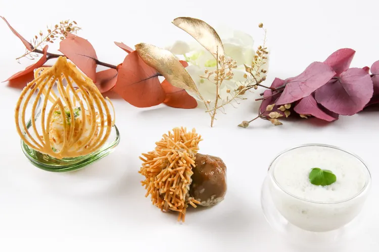 主廚歡迎小點 洋蔥巴伐露亞(左)、栗子球(中)、牡蠣。耶路撒冷朝鮮薊濃湯(右)。業者提供