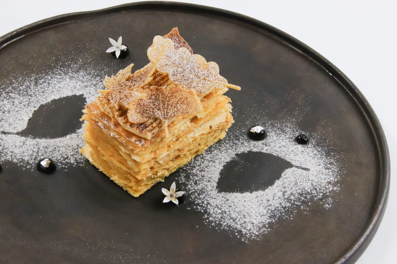 咖啡胡桃千层酥 内馅混合咖啡香气与胡桃、核桃制成的卡士达酱，层次丰富而清爽，尾韵馥郁沉稳。业者提供