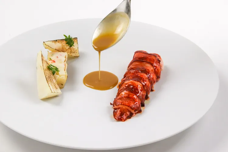 法國藍龍蝦 保留龍蝦及竹筍最純粹的彈性與鮮甜，演繹出海與山間並行的優雅饗宴。業者提供