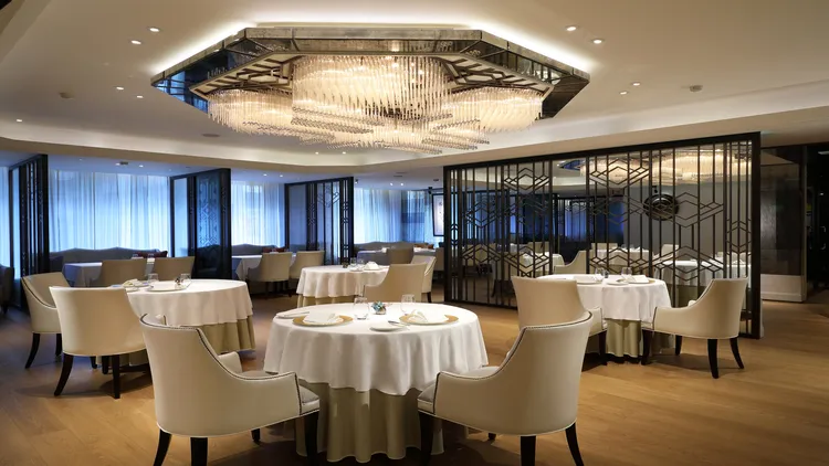 尊榮之夜住房奢華呈現，連續四年米其林一星餐廳「巴黎廳1930 X高山英紀」節日饗宴。業者提供