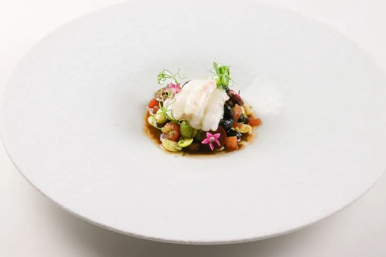 角蝦 毛豆 巴薩米克油醋 帶有布列塔尼風情的明亮層次及鮮明的海岸印象。業者提供