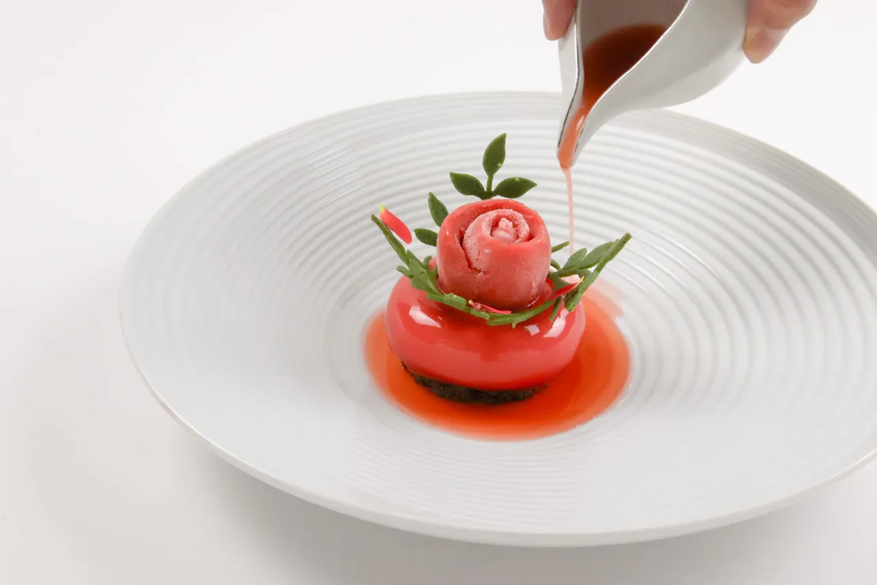 草莓三重奏 选用冬季限定的草莓，搭配草莓雪酪、草莓丁及草莓清汤而成的华丽甜品。业者提供