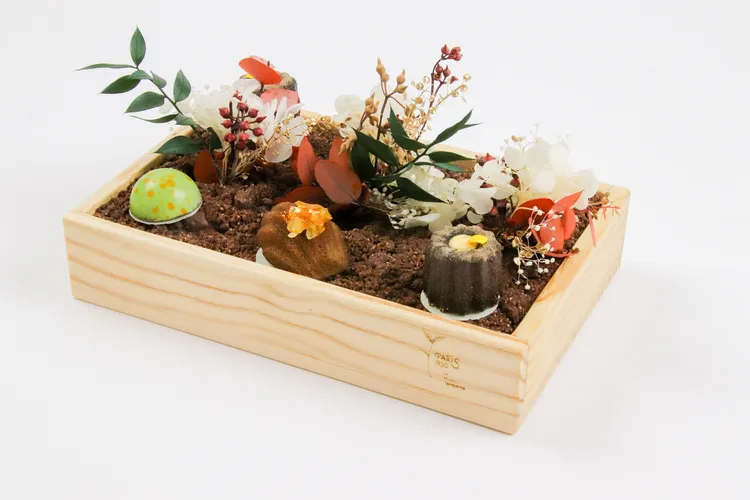 精緻小點中包含金萱百香BONBON(左)、香橙紅玉紅茶瑪德蓮(中)、水仙烏龍可麗露(右)，三款茶葉芬芳清雅，味覺層次立體，挑動冬日味蕾。業者提供