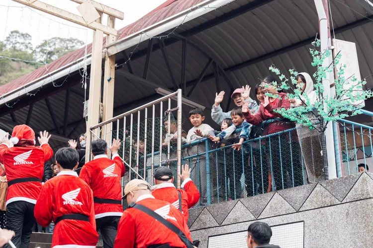 參與車主不僅以騎乘方式串聯公益行動，也實際走入社區，將物資送達當地社福機構及國小。業者提供