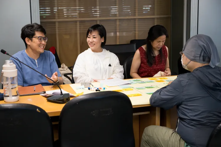 今年有50名學員參與審議員培訓，通過審議員認證的李培鈺(白衣者)，同時身兼里長，她分享擔任審議員讓她能更具系統性地傾聽與整理民意，對社區問題的理解也更全面。社會局提供